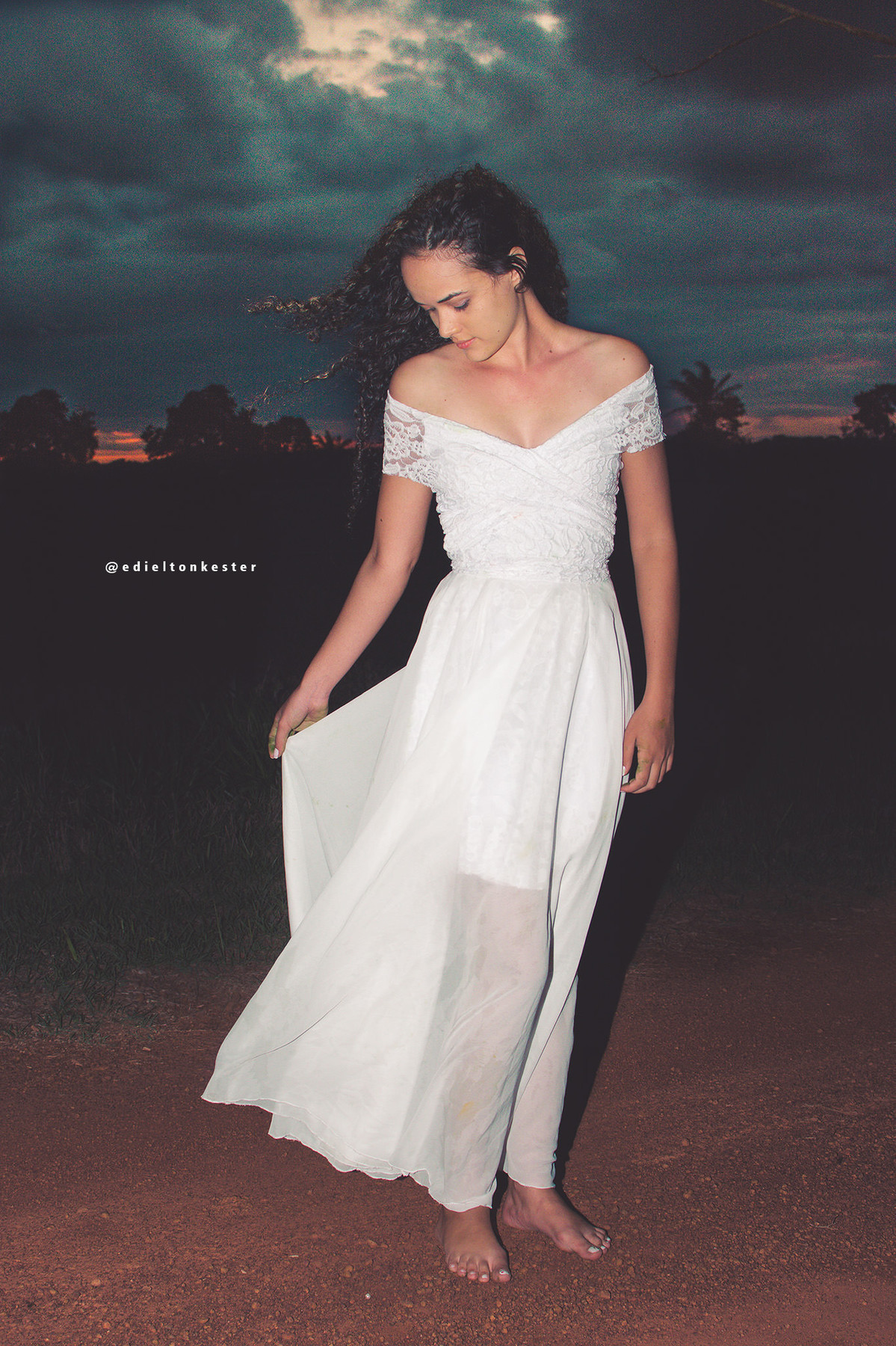 noiva com vestido ao vento em ensaio pre wedding pelo fotografo de casamentos em ro edielton kester