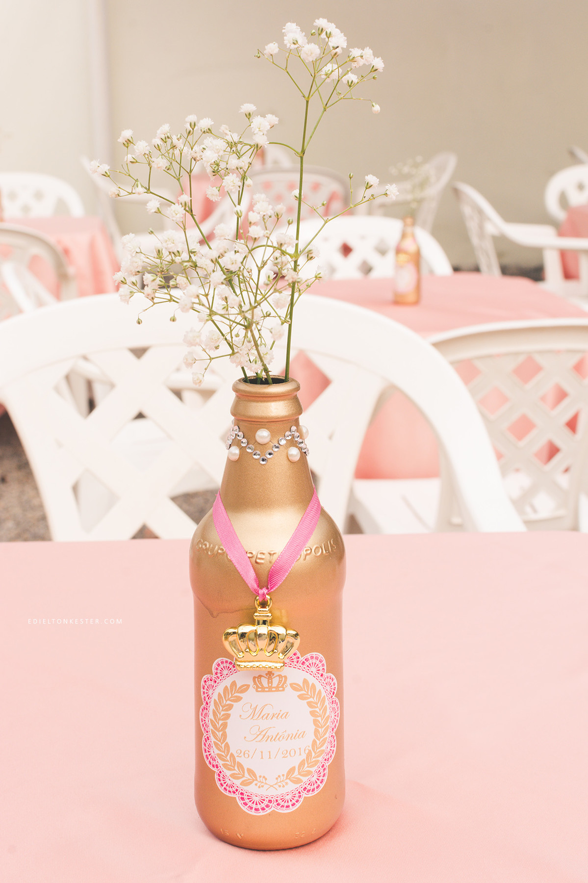 decoração de chá de bebe com garafinha reciclada