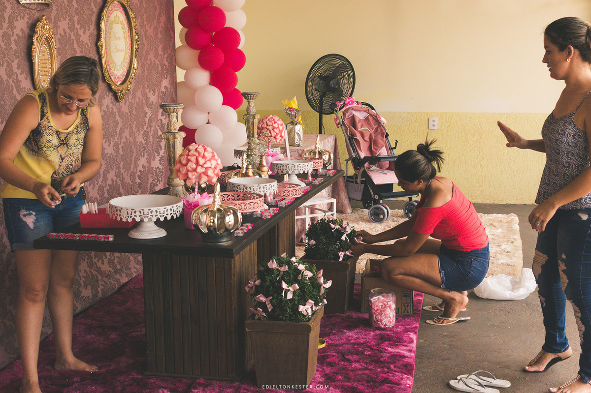 meninas arrumando decoração de chá de bebe