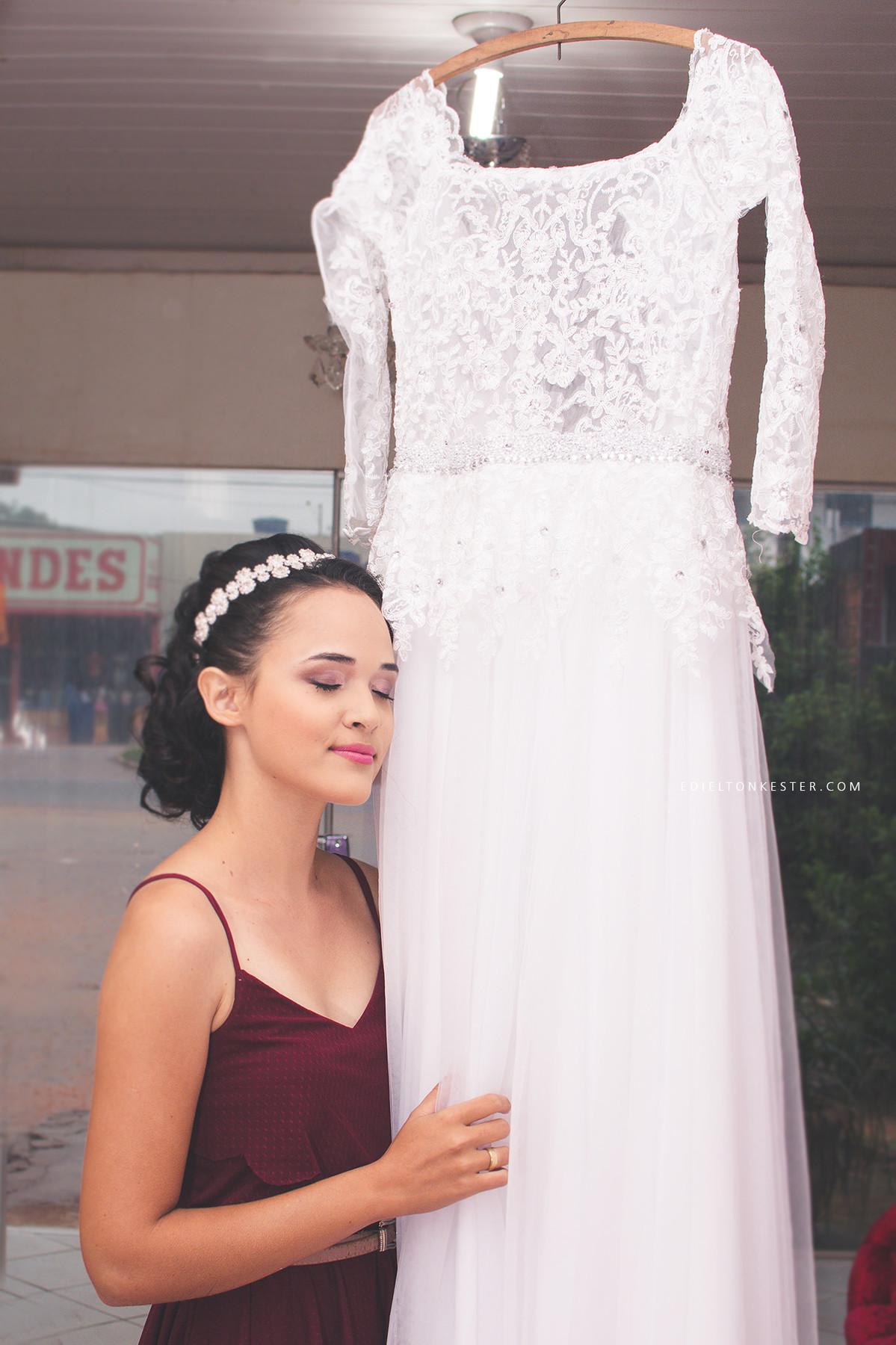 noiva abraçada em seu vestido