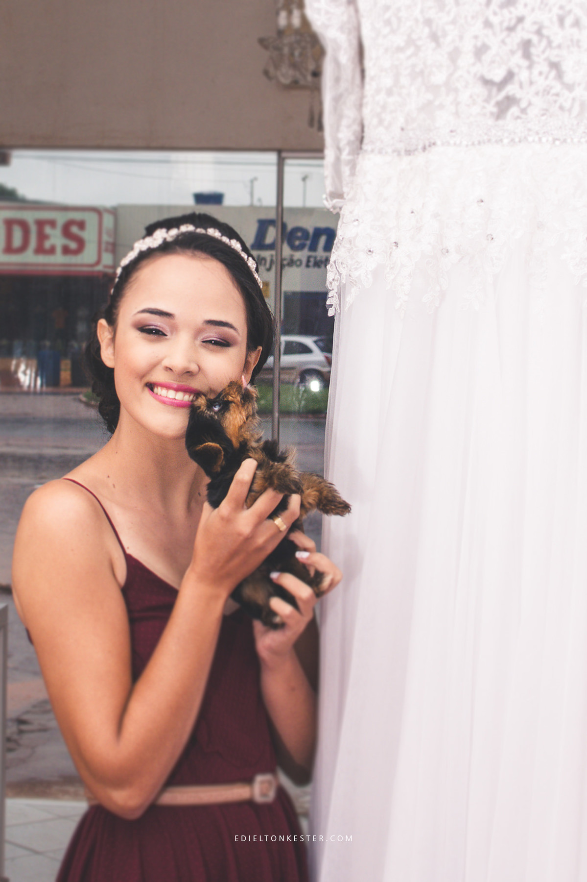 noiva posando para fotos em making of segurando um cachorrinho