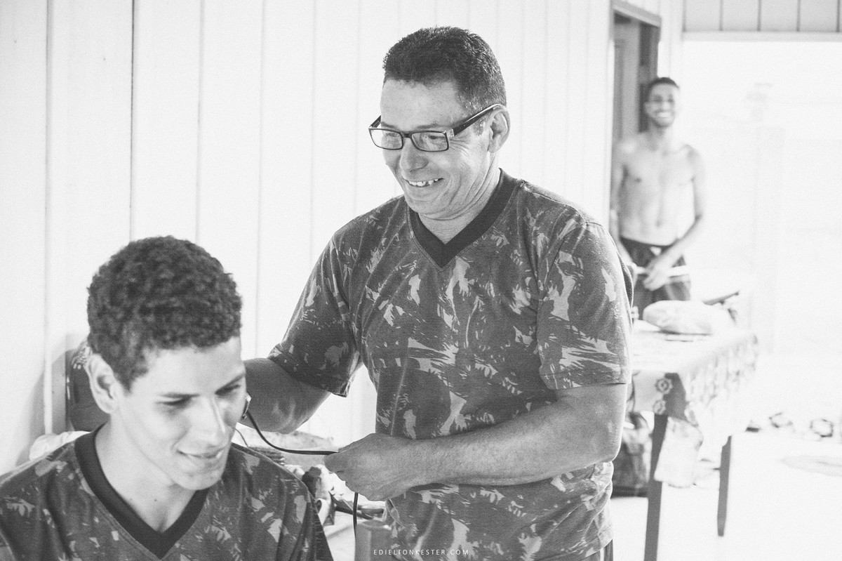 amigo do noivo cortando o cabelo em dia do casamento
