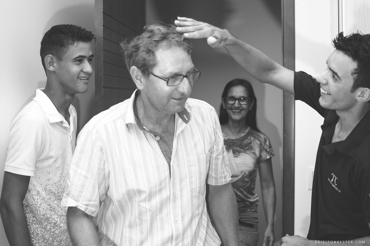 noivo fazendo graça em seu making of