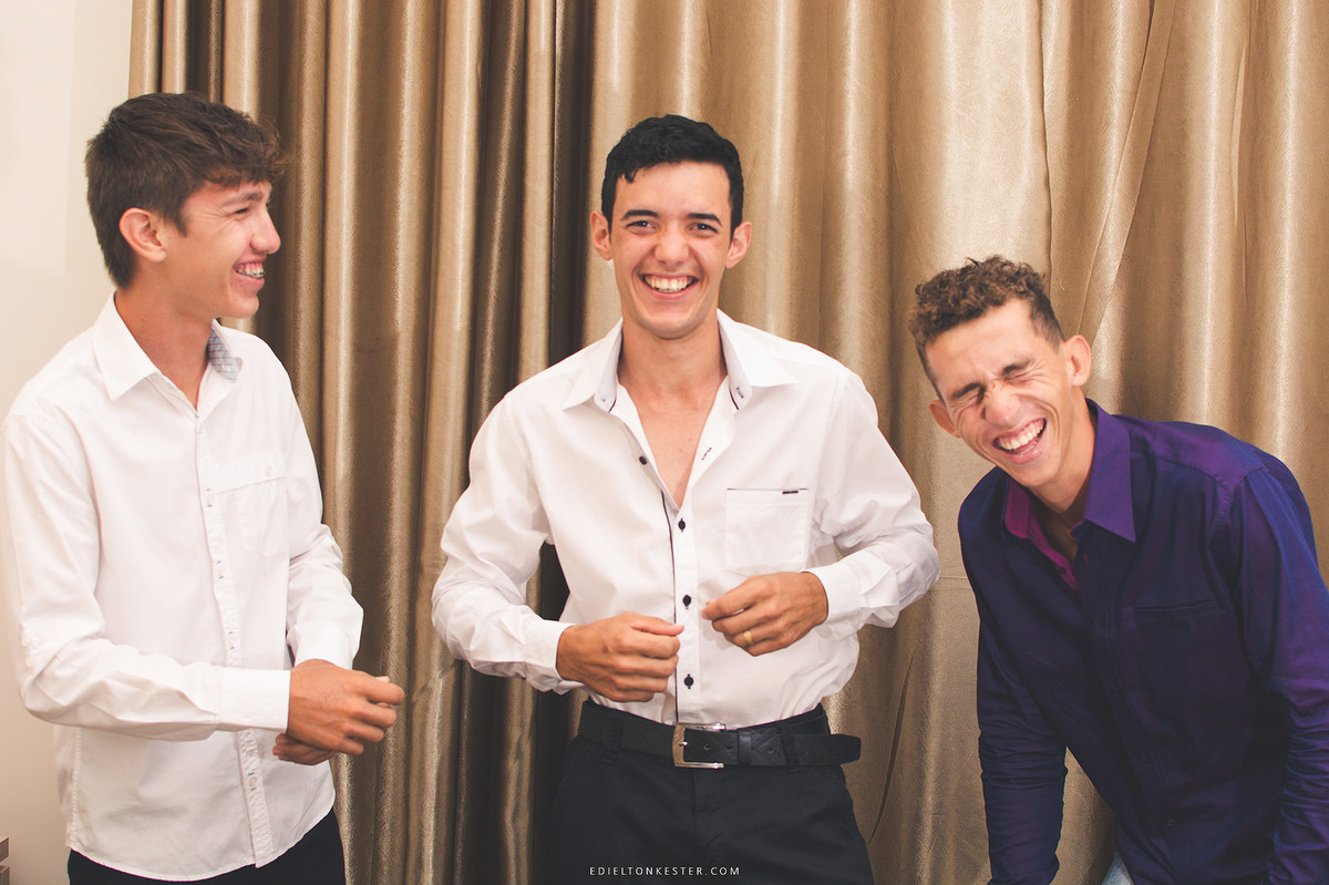 noivo se arrumando com amigos em making of pelo fotografo edielton kester