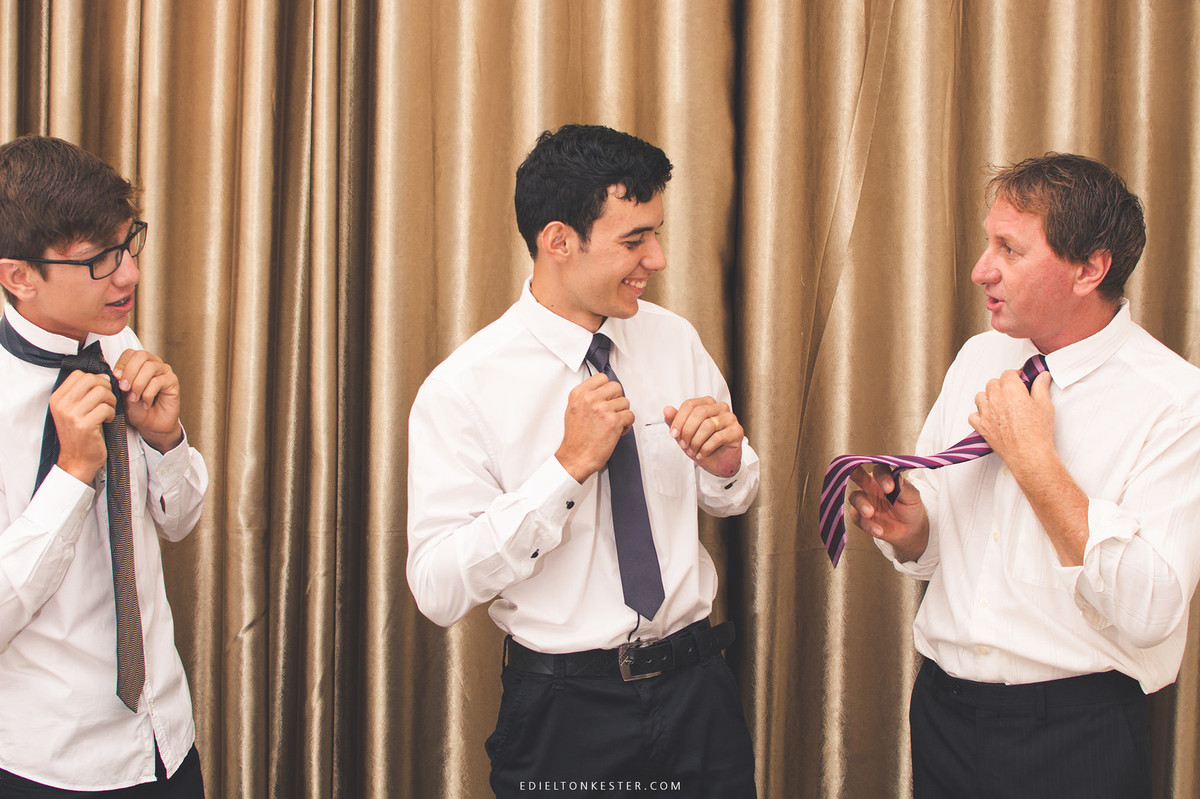 noivo arrumando a gravat com amigos