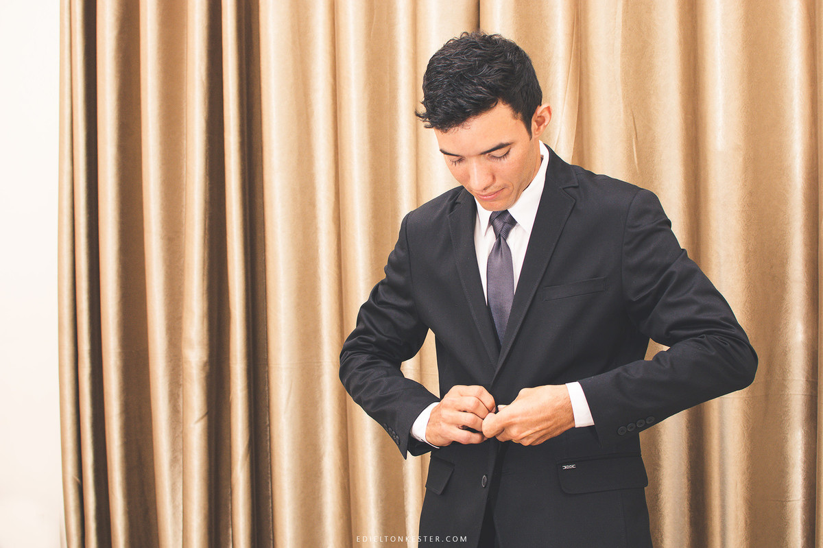 noivo abotoando seu terno