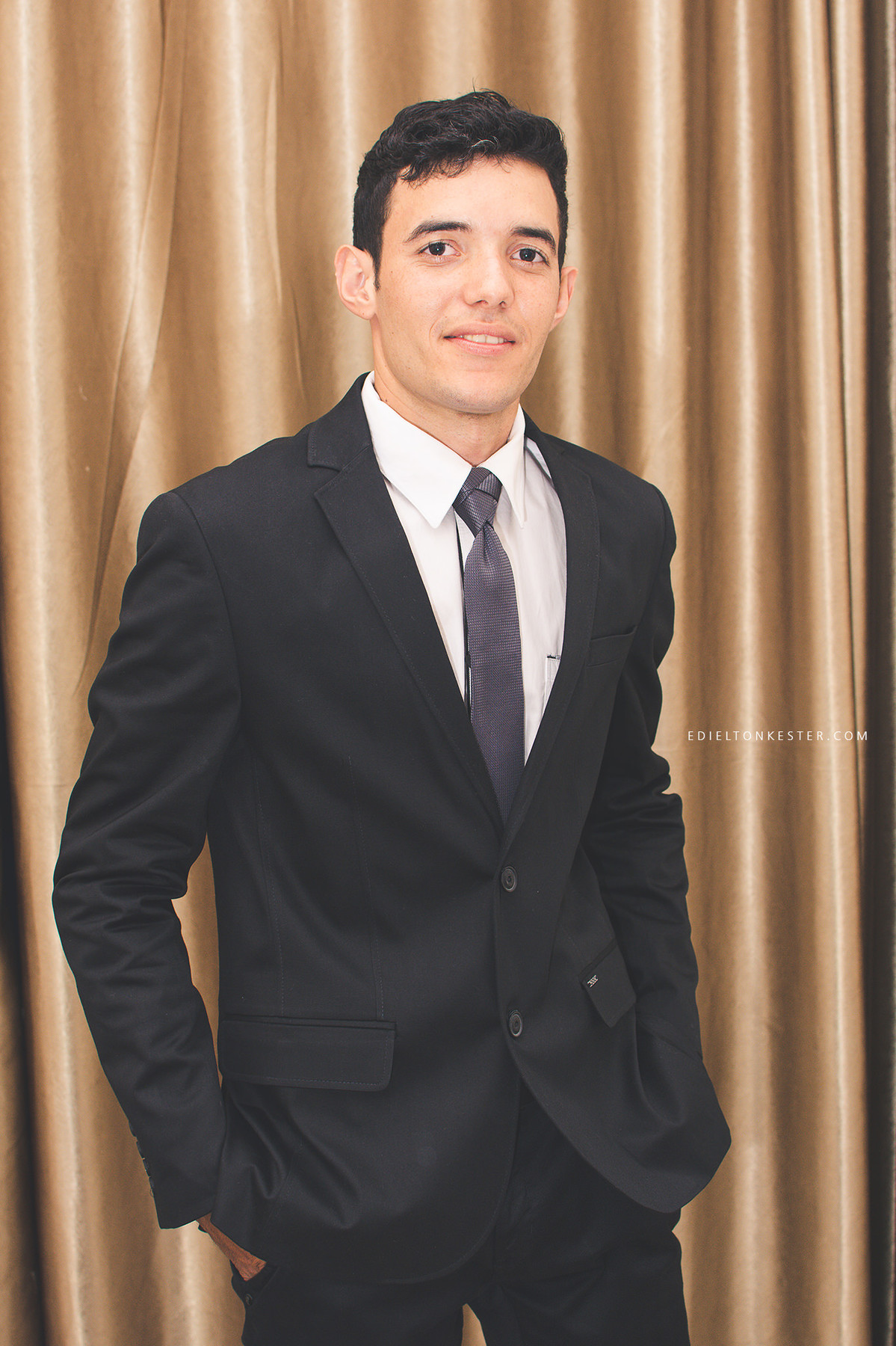 noivo posando para foto