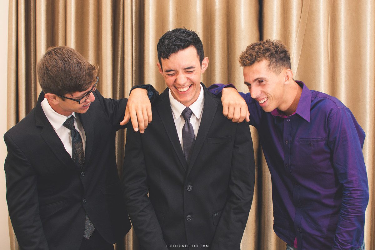 noivo e seus amigos caindo de rir