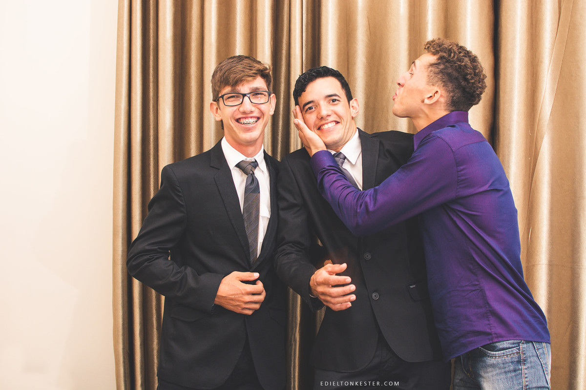 amigo do noivo tenta dar um beijo e o noivo fica espantado