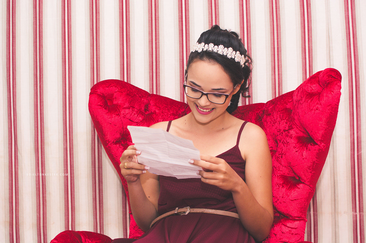 noiva sentada em poltrona lendo bilhete do noivo