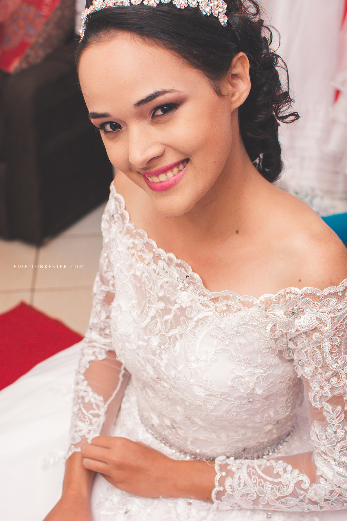 noiva olhando para oto e sorrindo em seu making of