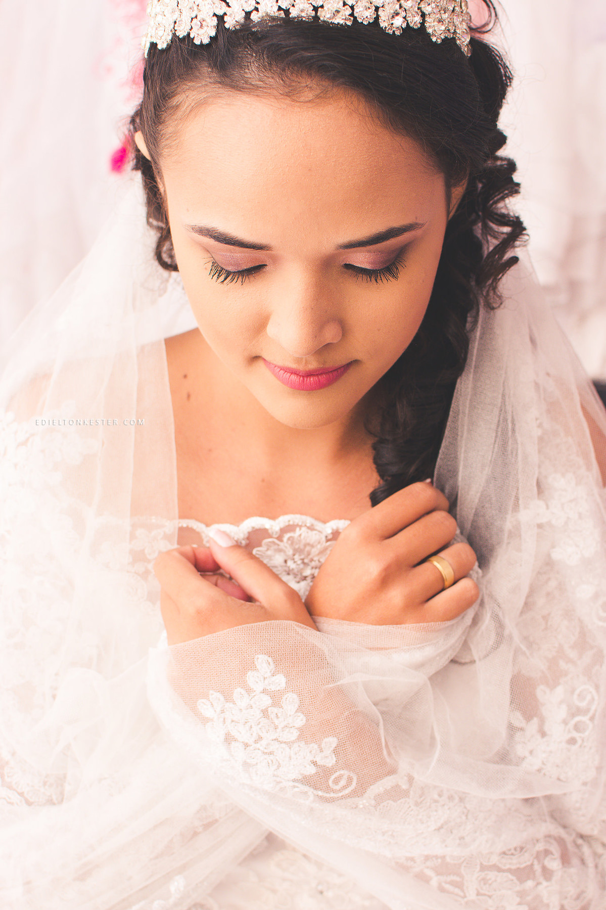noiva em pose de ternura em seu making of segurando o veu