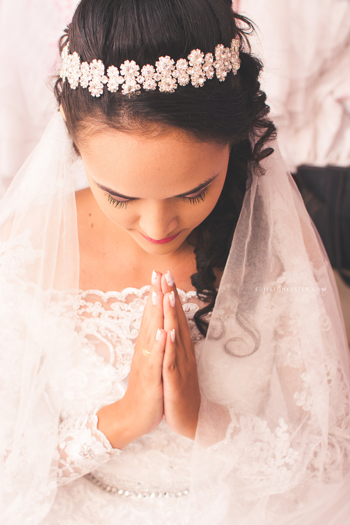 noiva em momento de fé minutos antes de começar o casamento