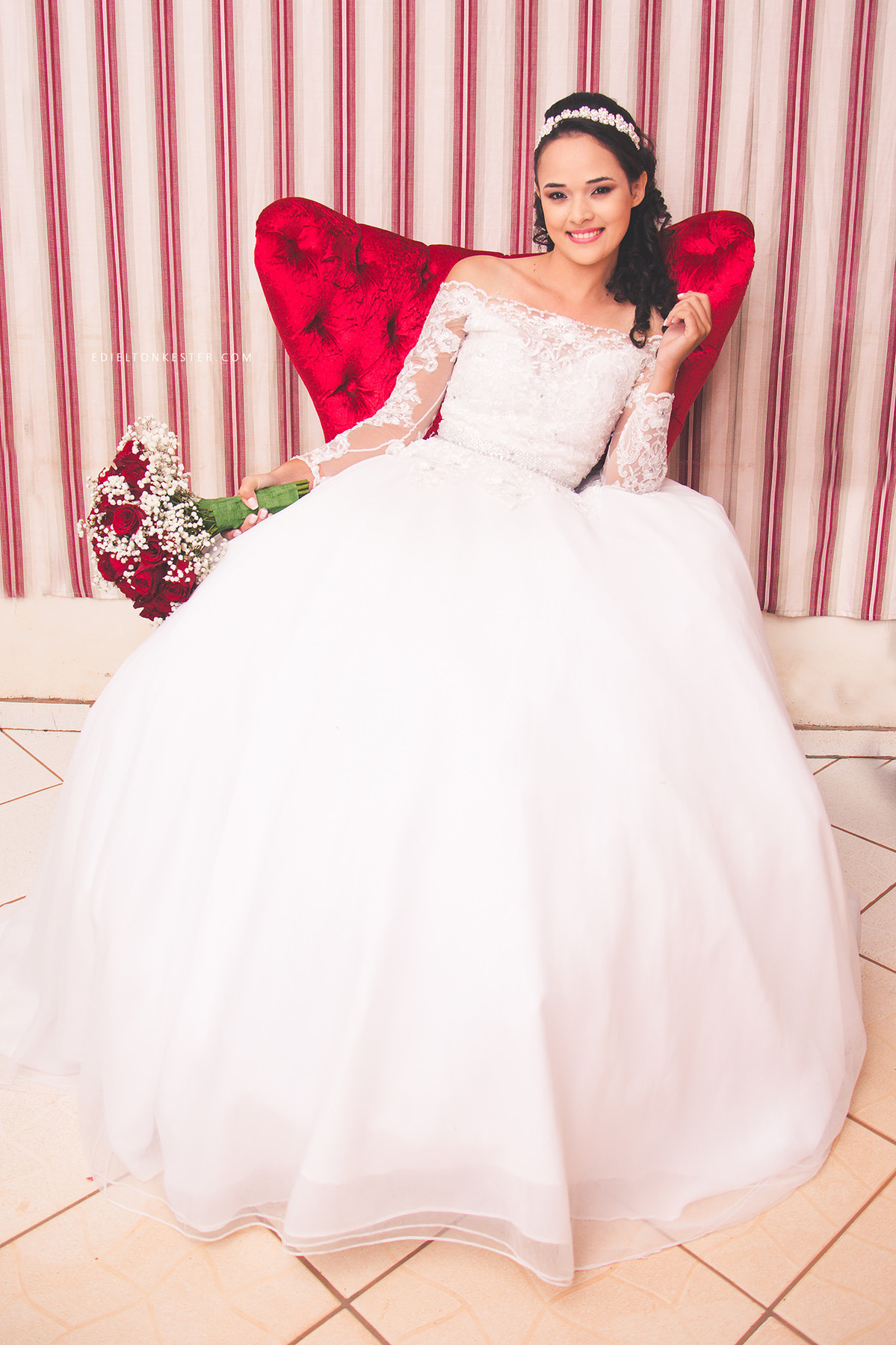 noiva sentada na poltrona segurando o buque e posando para fotos