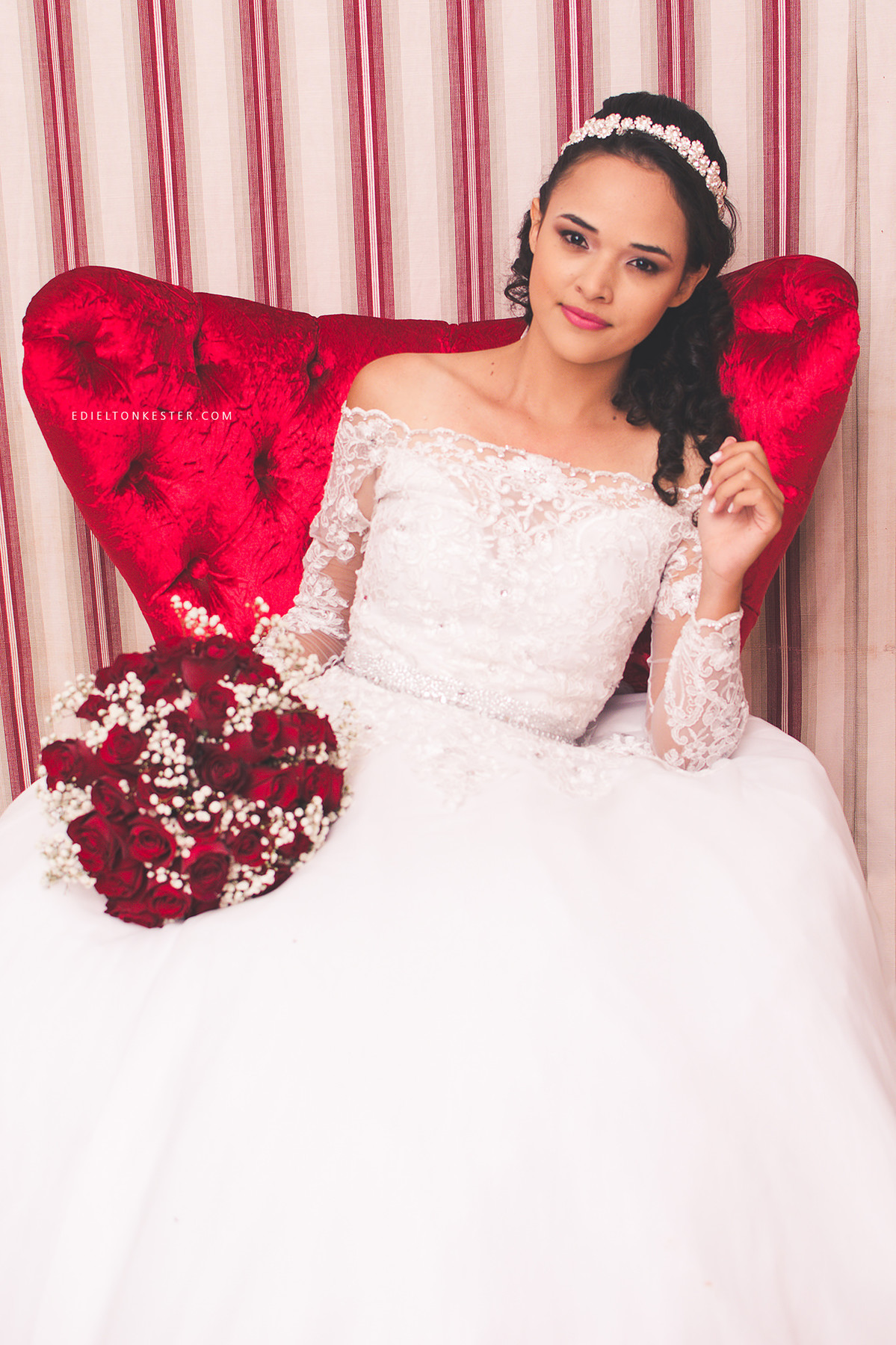 noiva sentada na poltrona segurando o buque e posando para fotos