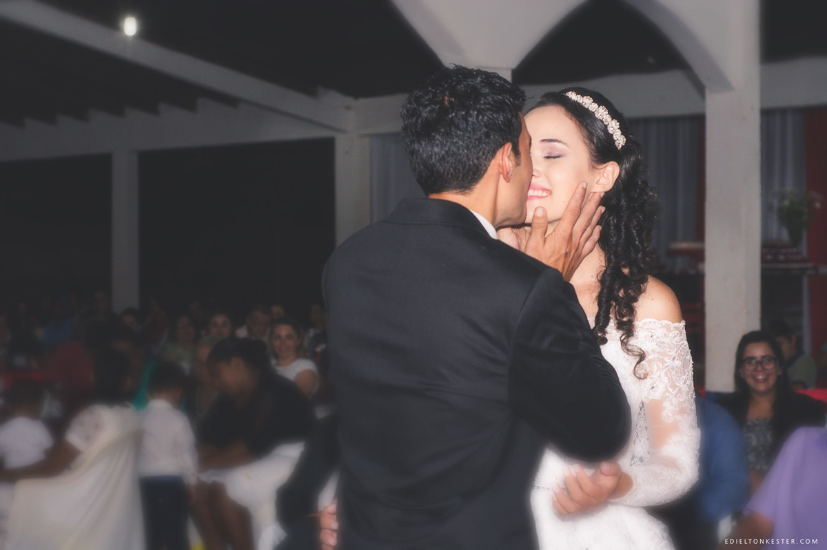 noivos se beijando no casamento