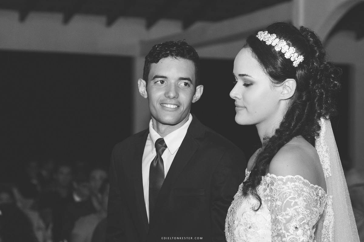 noivo olhando para a noiva em momento de carinho no seu casamento