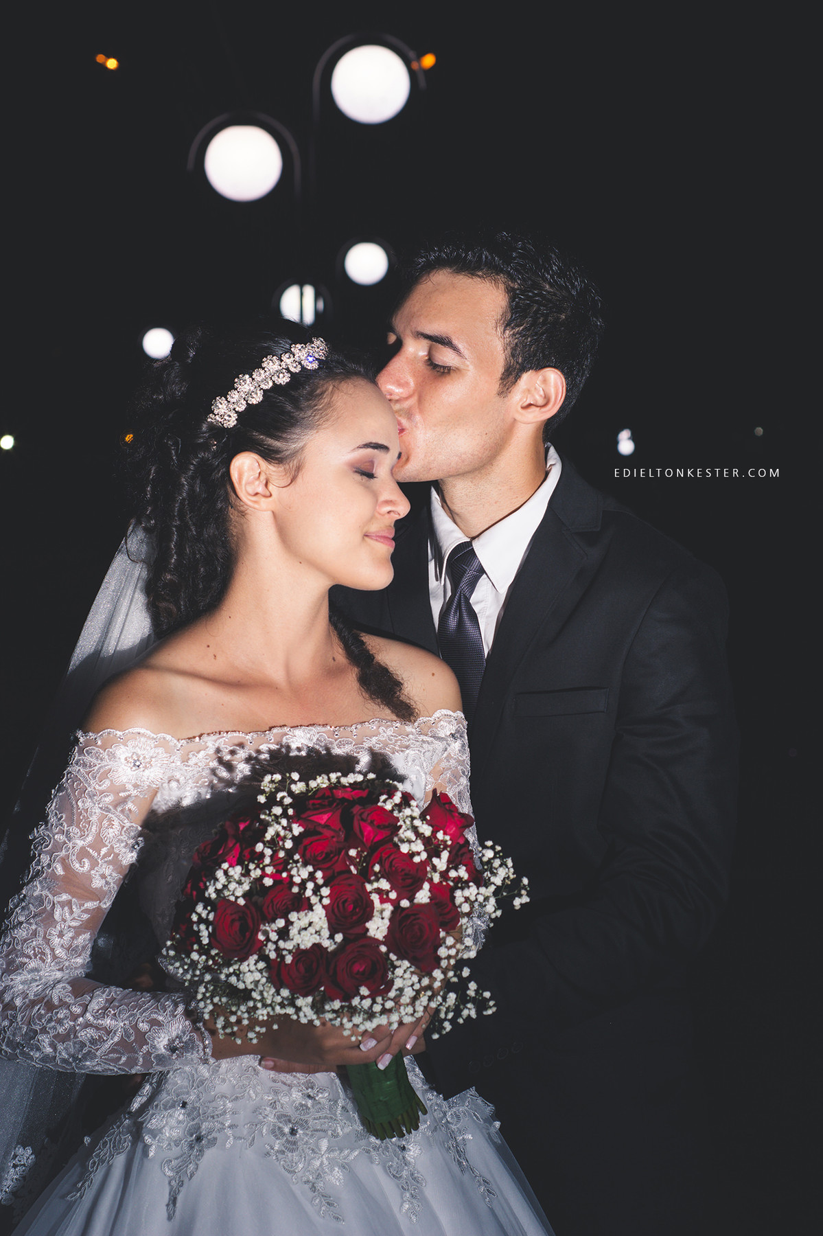 noivos posando para foto e noivo beijando a testa a noiva