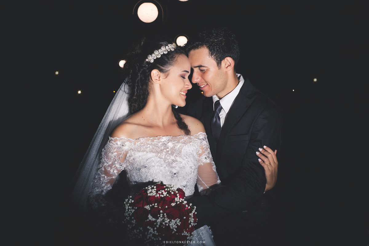 noivos posando para fotos de casamento se olhando carinhosamente foto pelo fotografo edielton kester