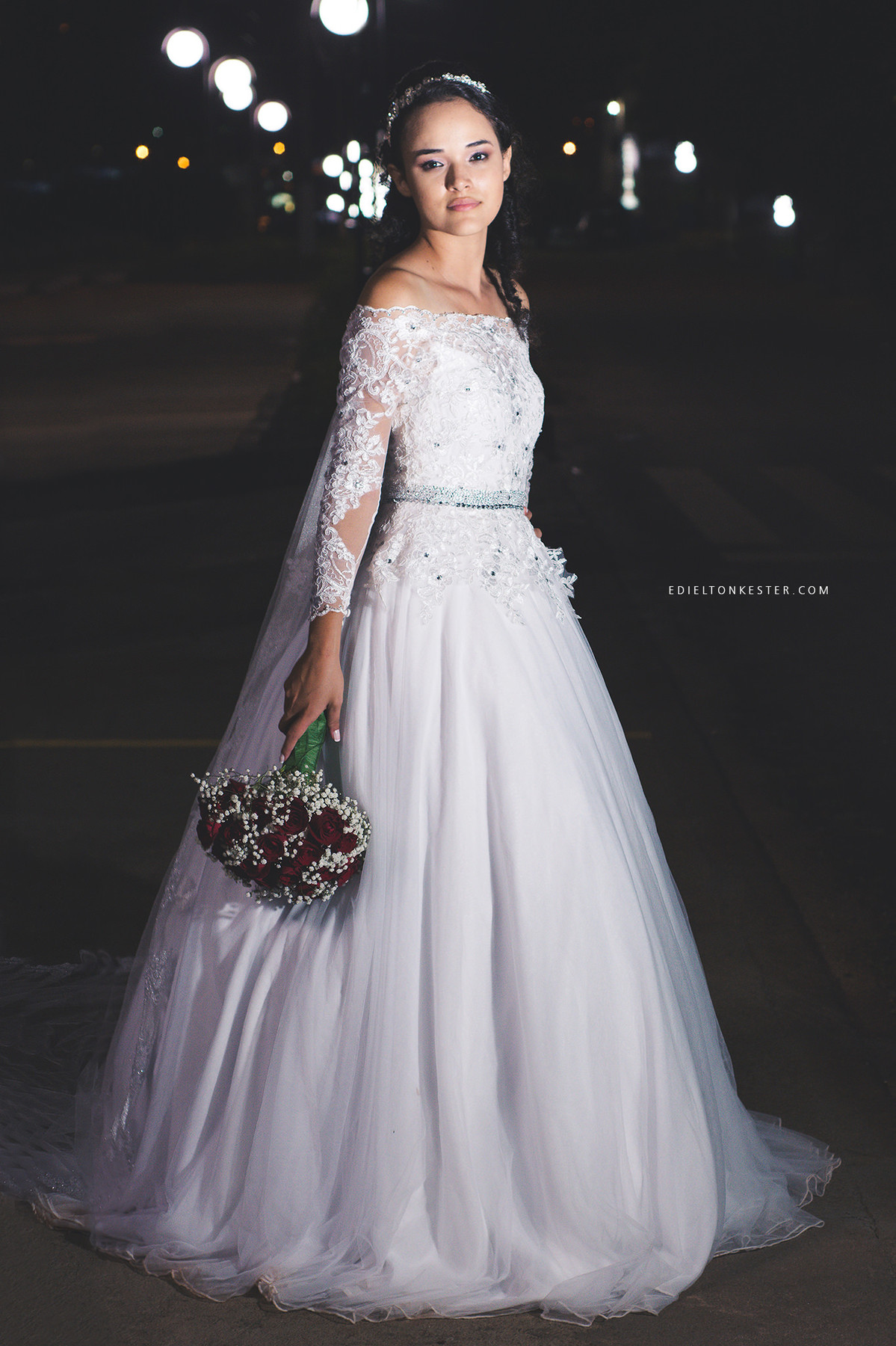 noiva segurando o buque com seu vestido que foi feito por ela