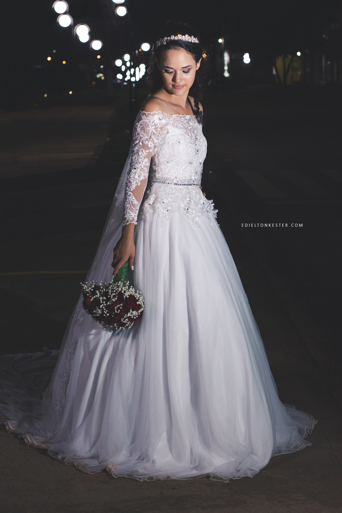 noiva segurando o buque com seu vestido que foi feito por ela