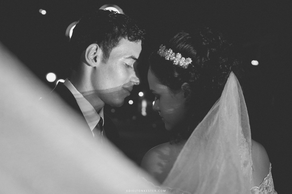 noivos se admirando em momento de afeto