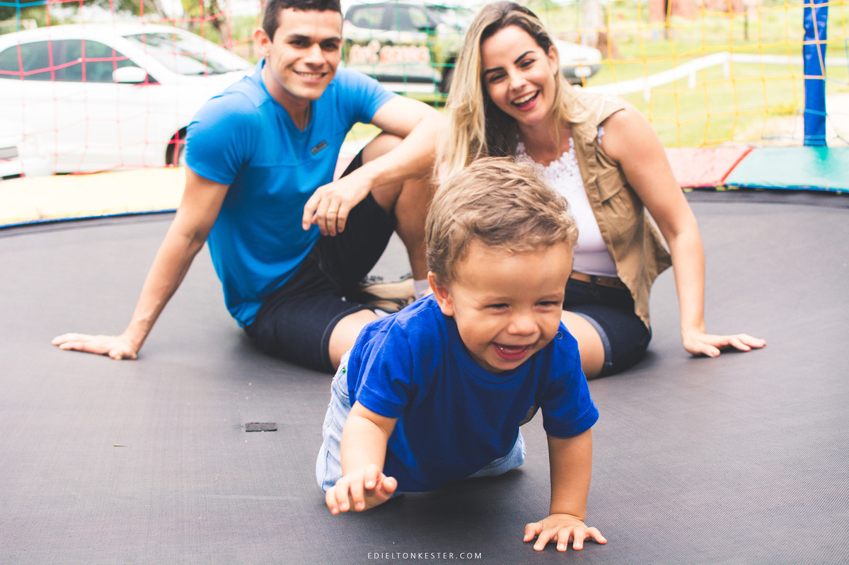 pais brincando com filho sorrindo em aniversário de 1 aninho