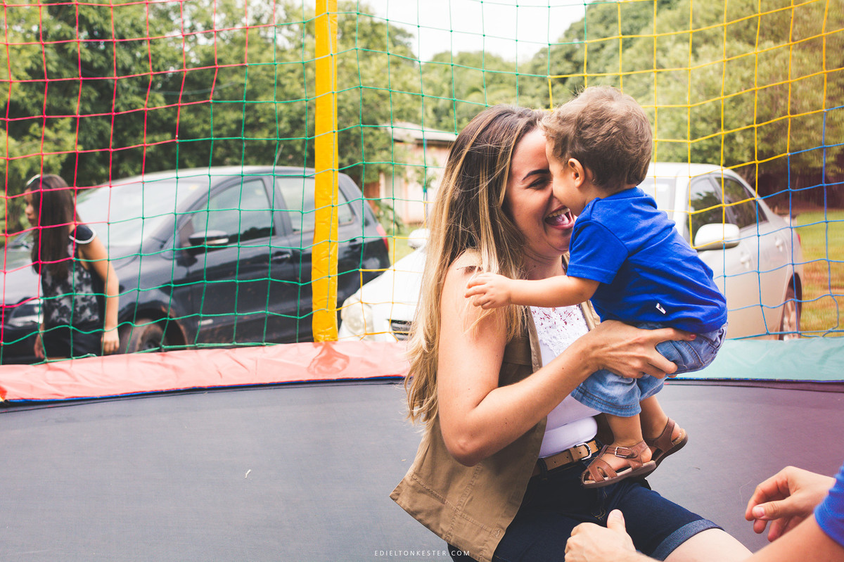 pais brincando com filho sorrindo em aniversário de 1 aninho