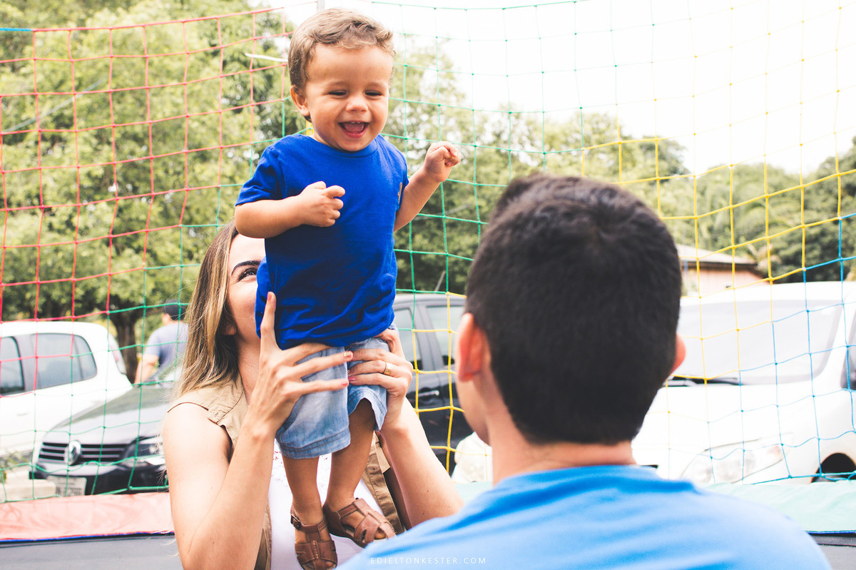 pais brincando com filho sorrindo em aniversário de 1 aninho