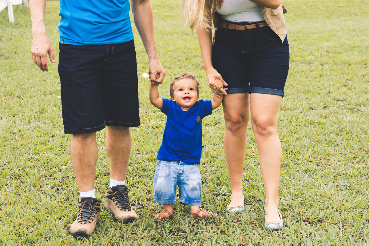pais brincando com filho sorrindo em aniversário de 1 aninho