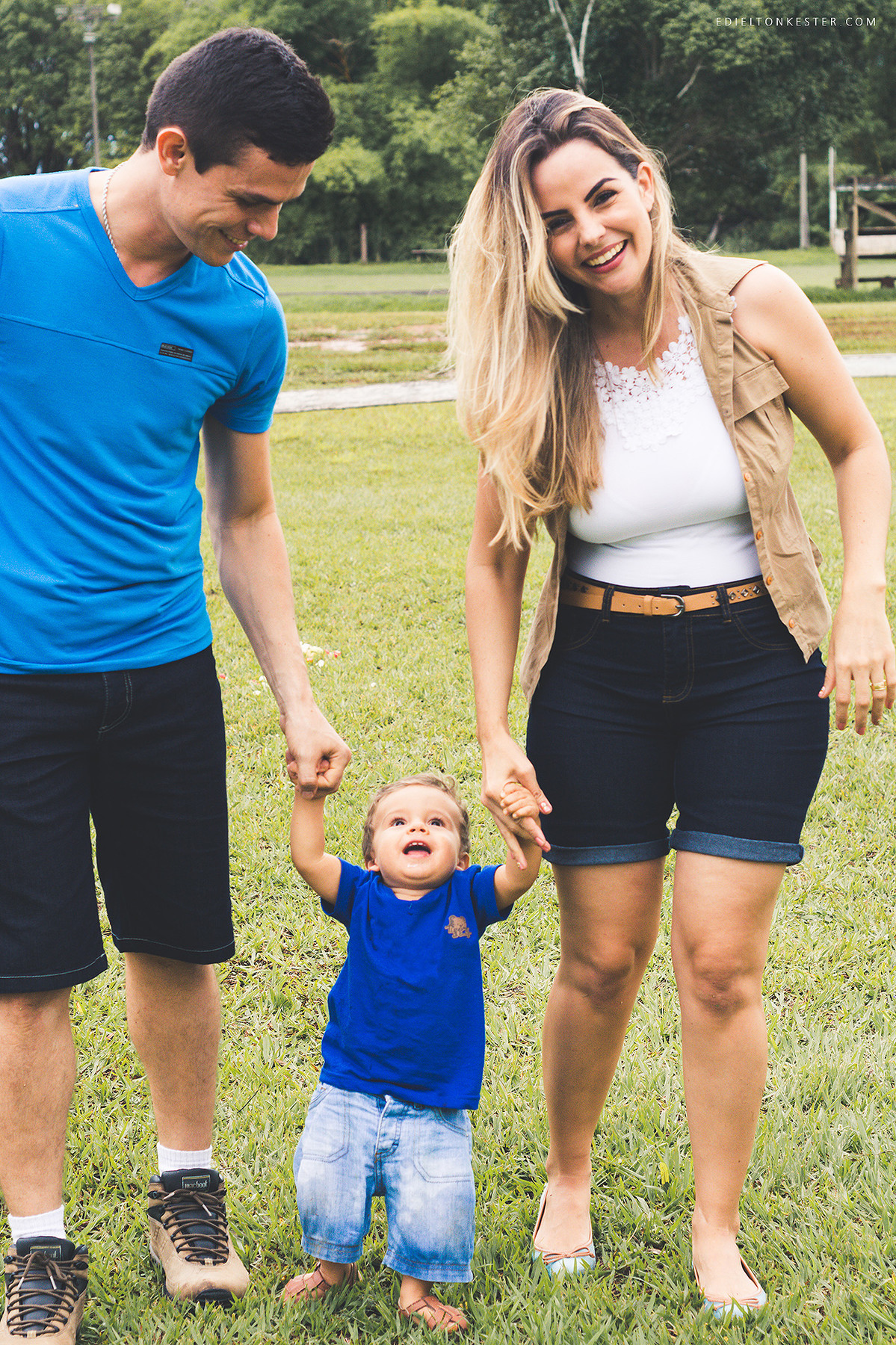 pais brincando com filho sorrindo em aniversário de 1 aninho