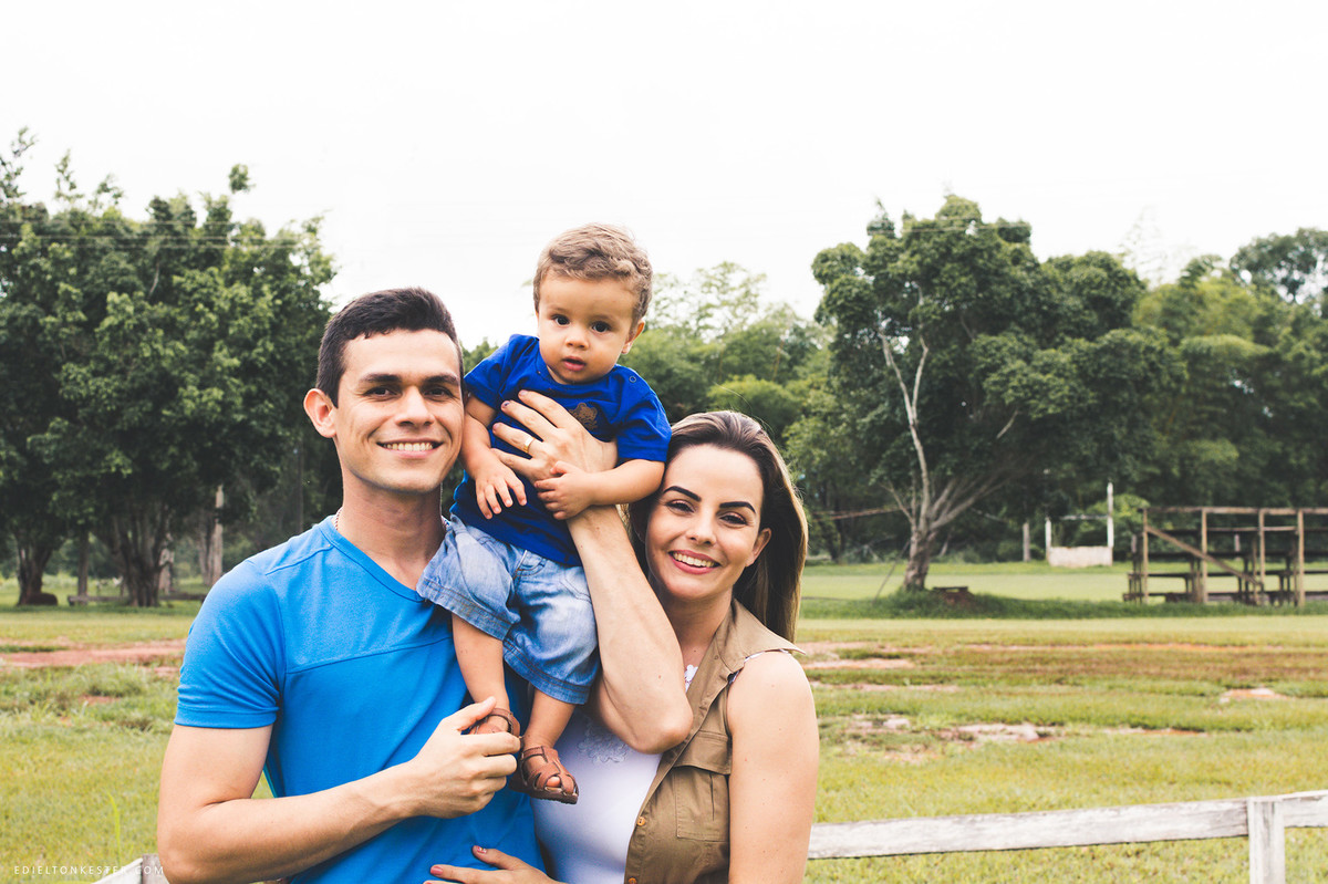 pais brincando com filho sorrindo em aniversário de 1 aninho