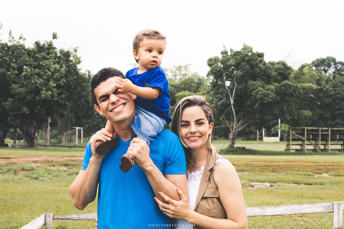 pais brincando com filho sorrindo em aniversário de 1 aninho