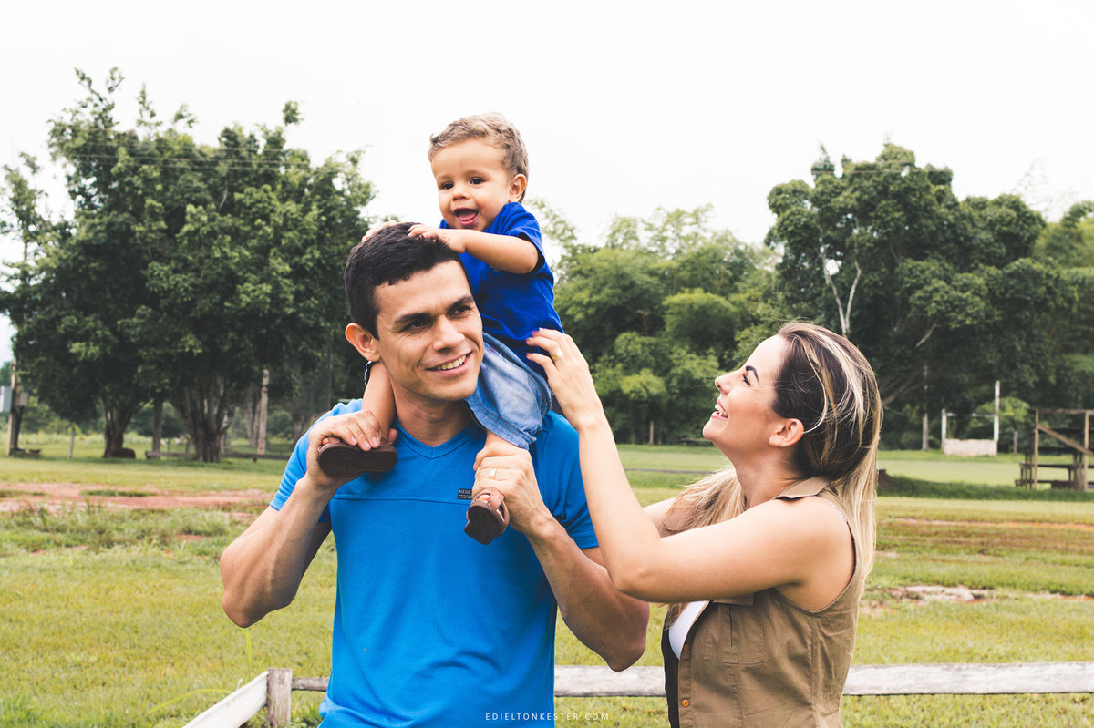 pais brincando com filho sorrindo em aniversário de 1 aninho