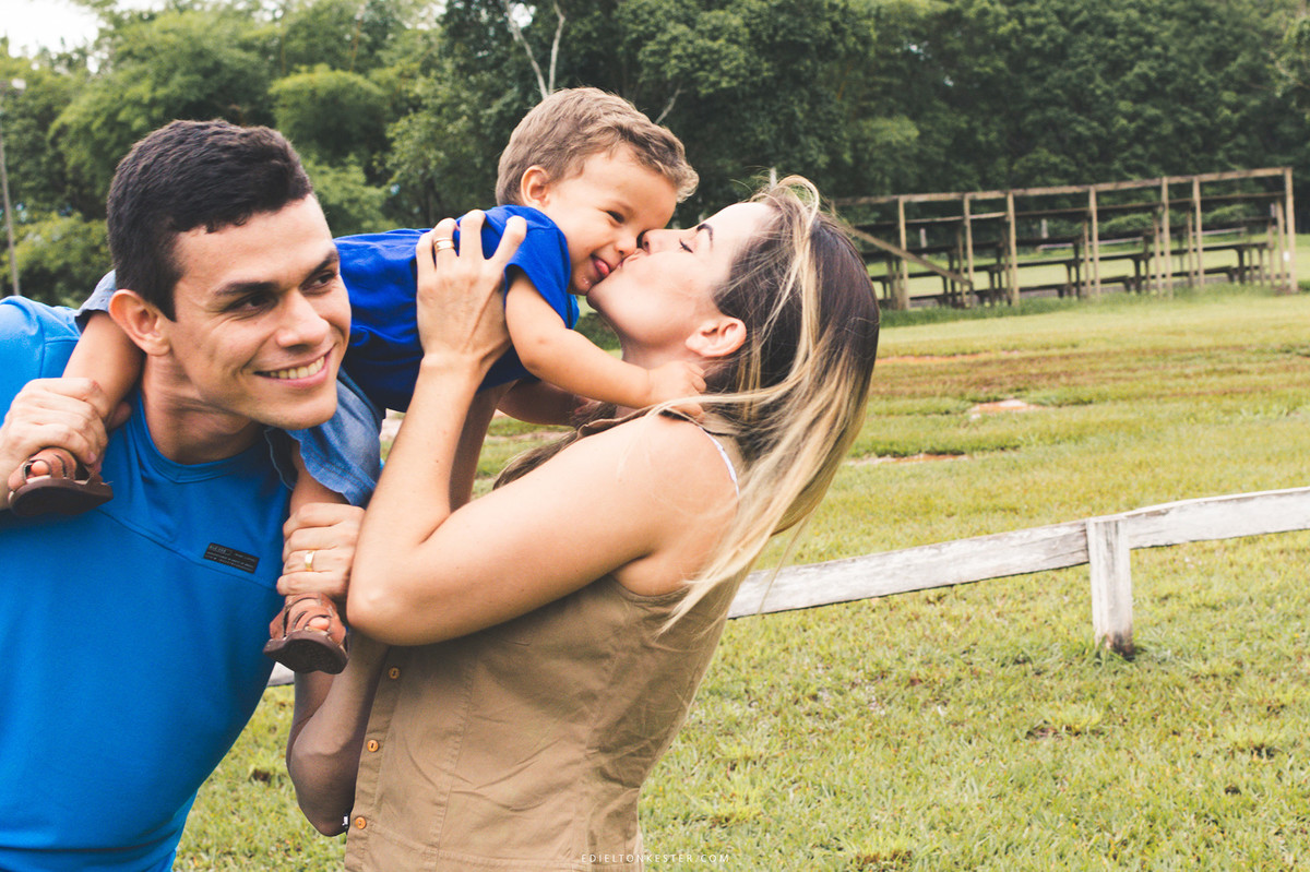 pais brincando com filho sorrindo em aniversário de 1 aninho