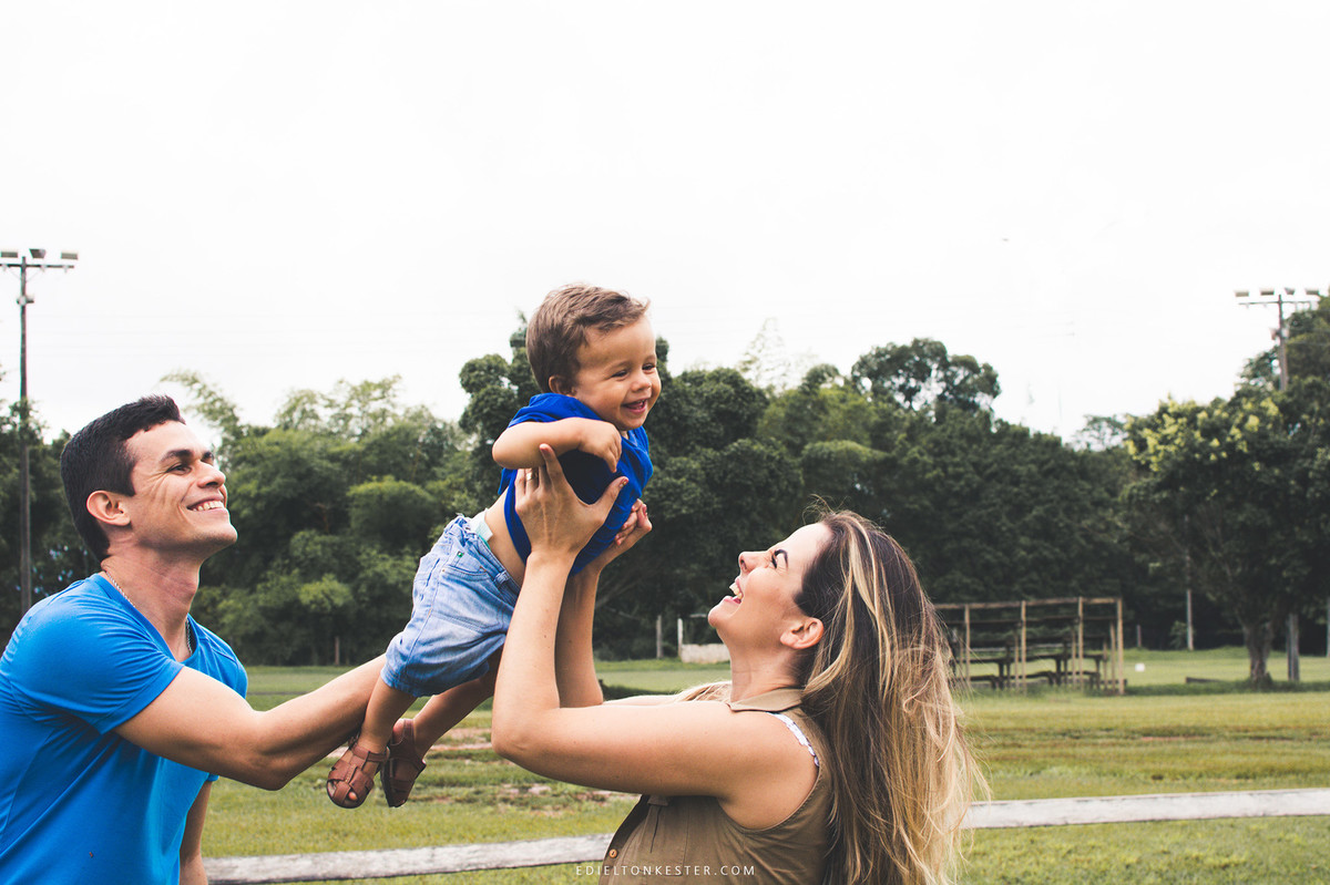 pais brincando com filho sorrindo em aniversário de 1 aninho