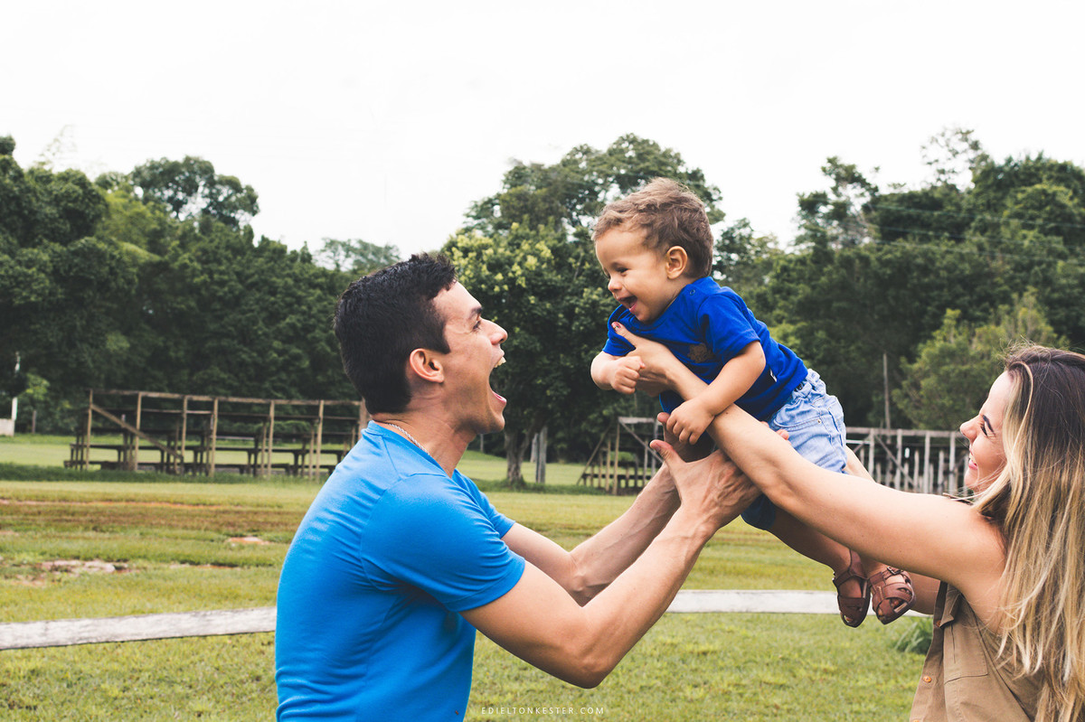 pais brincando com filho sorrindo em aniversário de 1 aninho