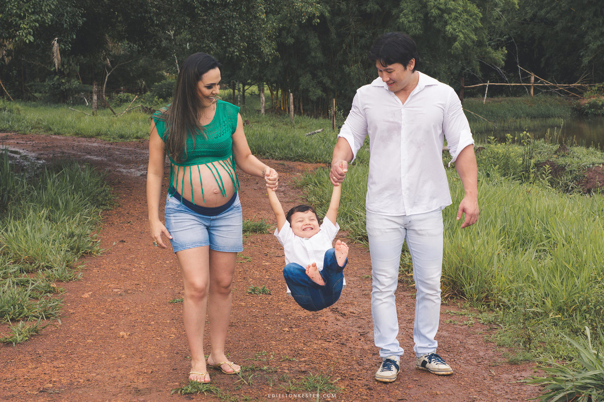 gestante e pai brincando com filho