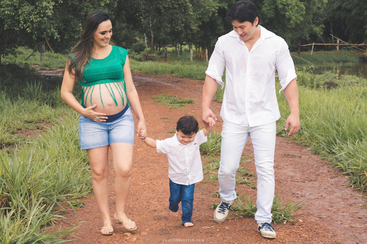 pai e mae caminhando