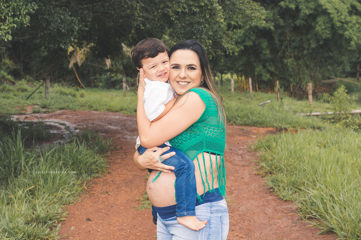 mae gestante abraçando o primeiro filho