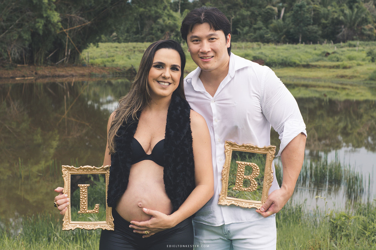 casal posando para foto em ensaio de gestação