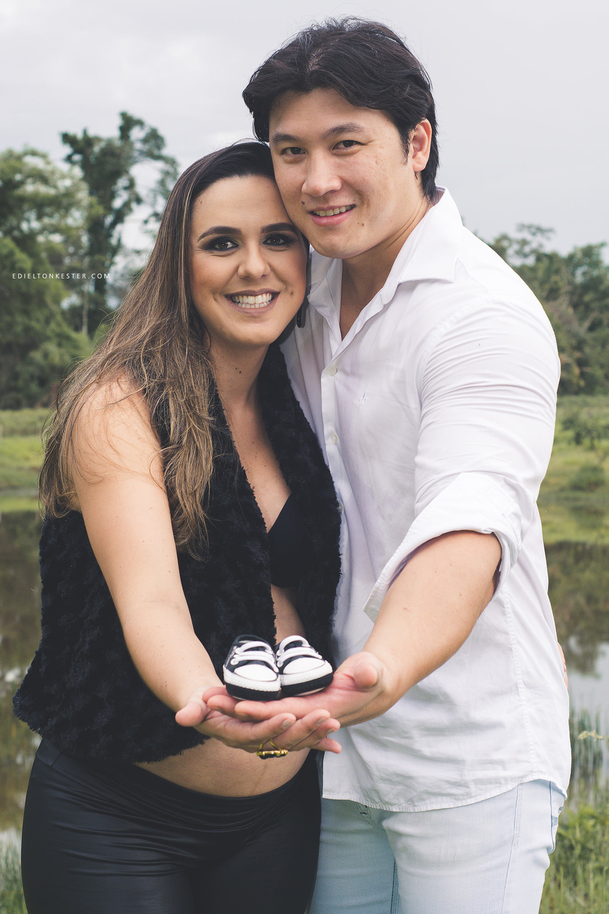 pai e mae segurando sapatinho em ensaio de gestação