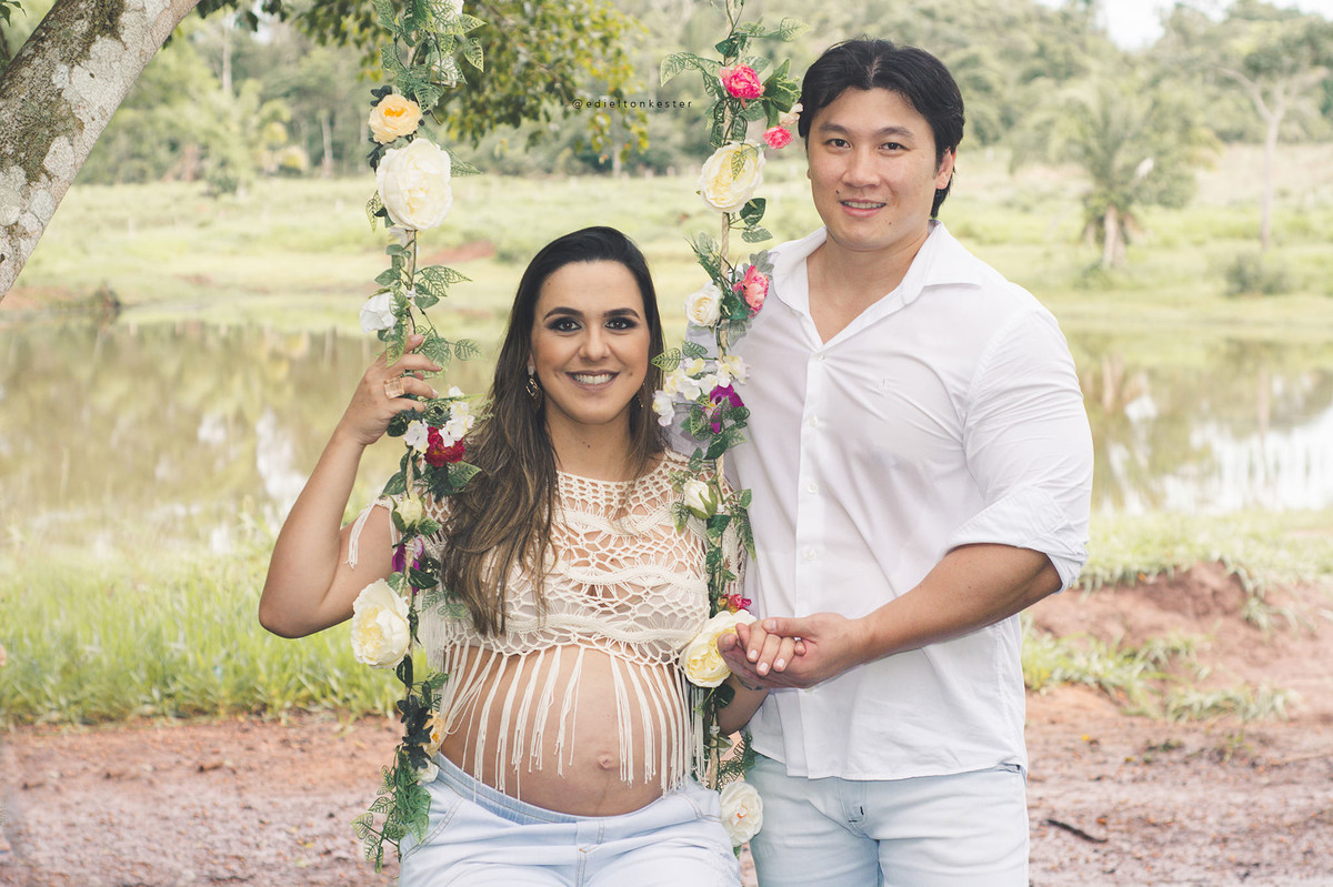 gestante sentada no balanço com esposo