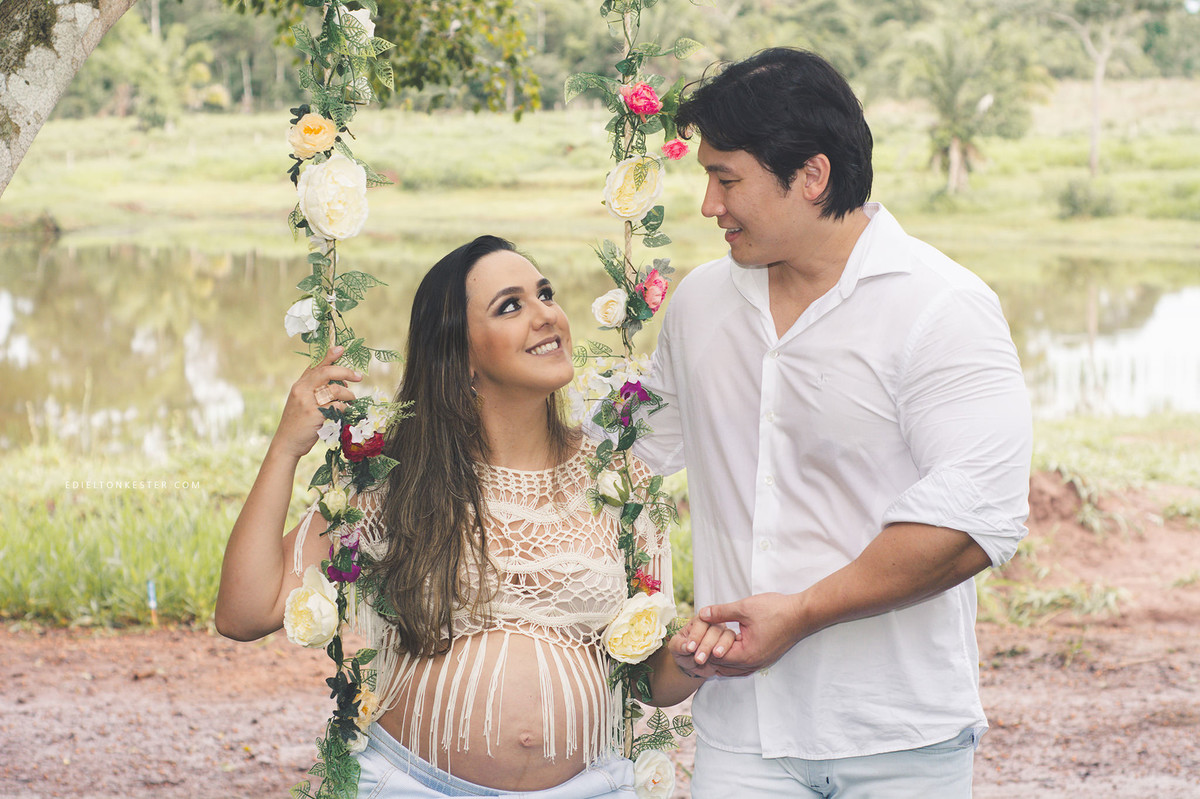 gestante sentada no balanço com esposo