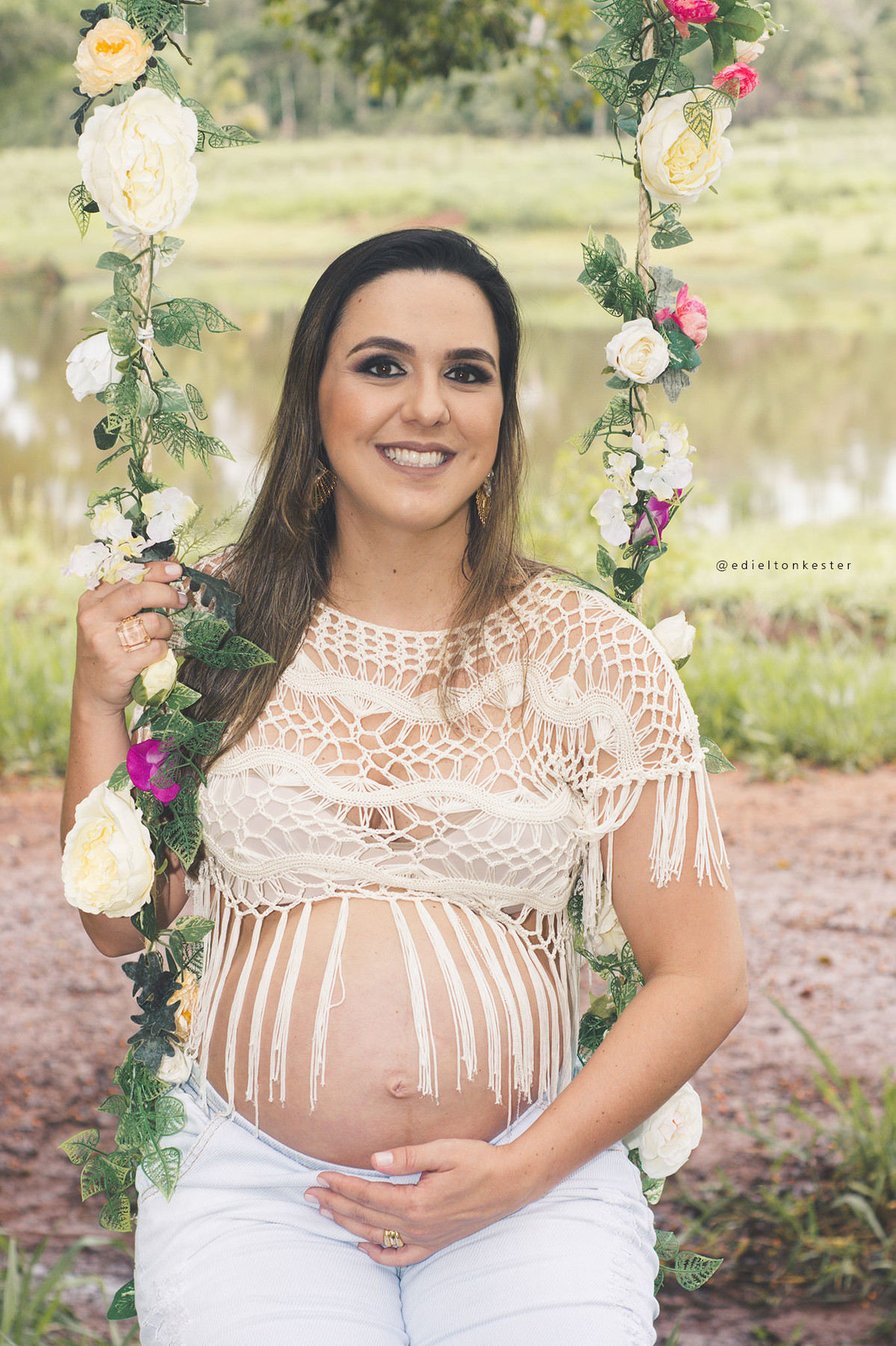 gestante posando para foto em balanço