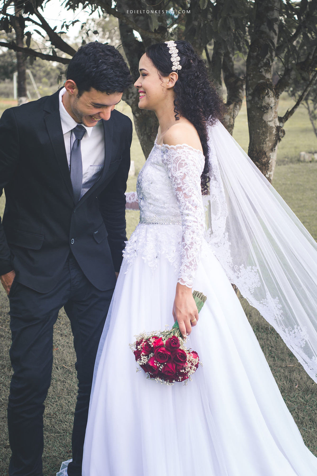 noivos sorrindo em momento de descontração