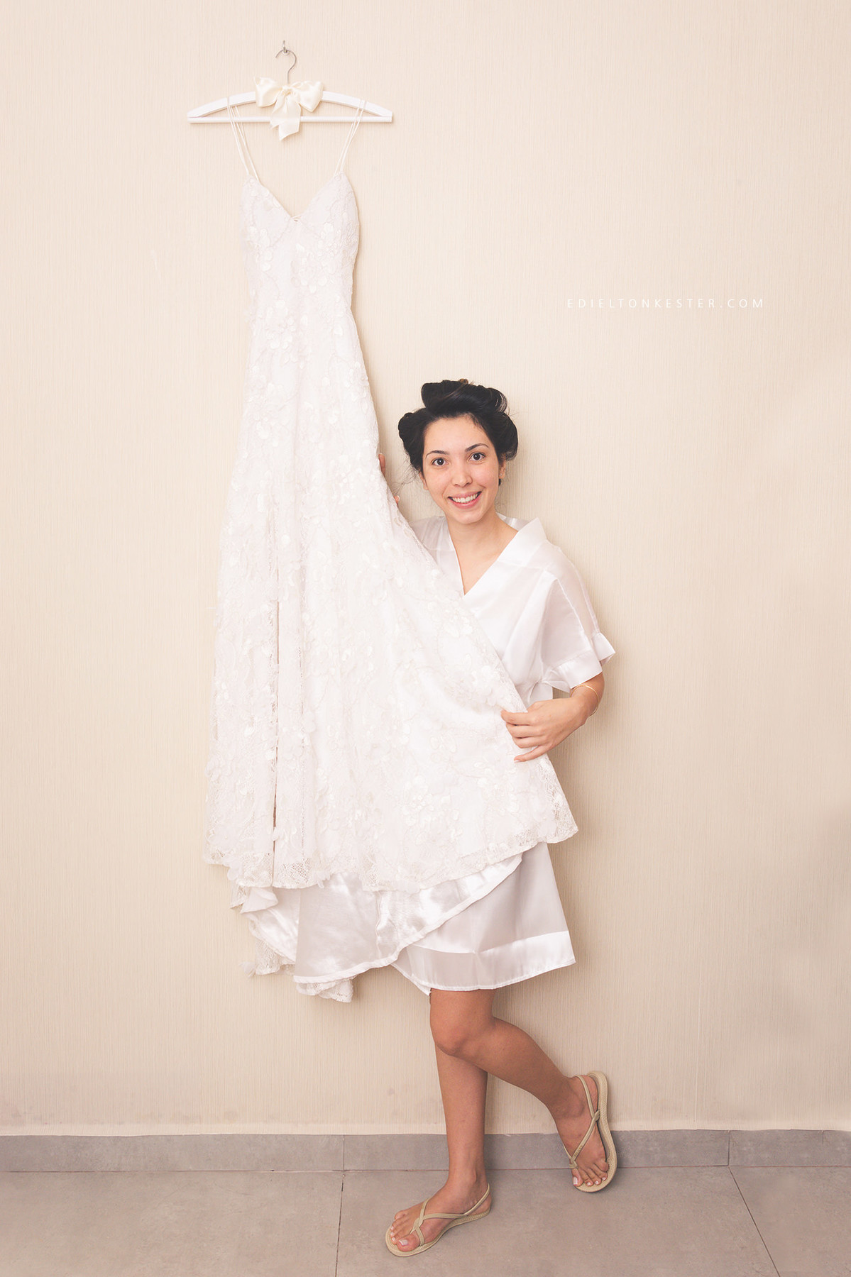 noiva segurando vestido em making of