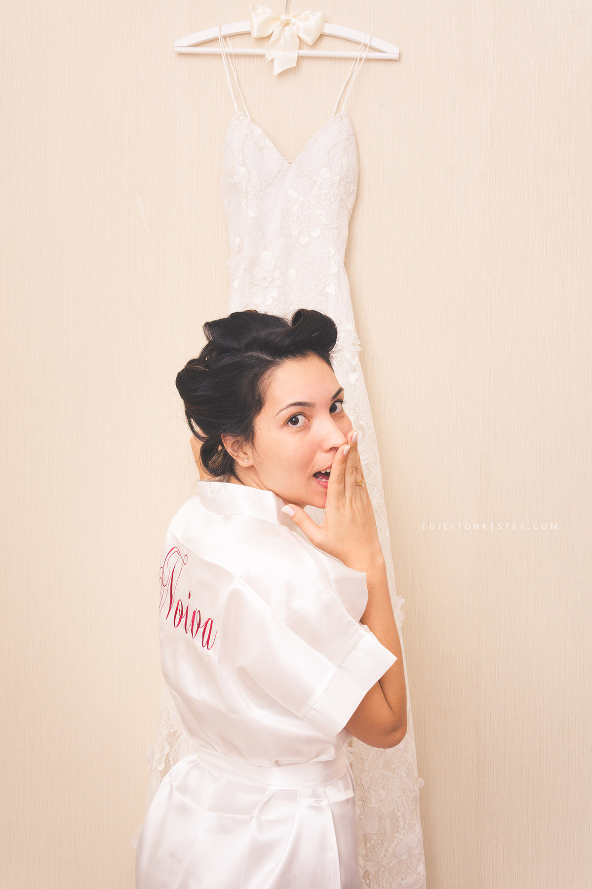 noiva segurando vestido de noiva e em pose descontraida