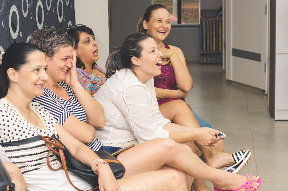 amigas e parentes da noiva sorrindo