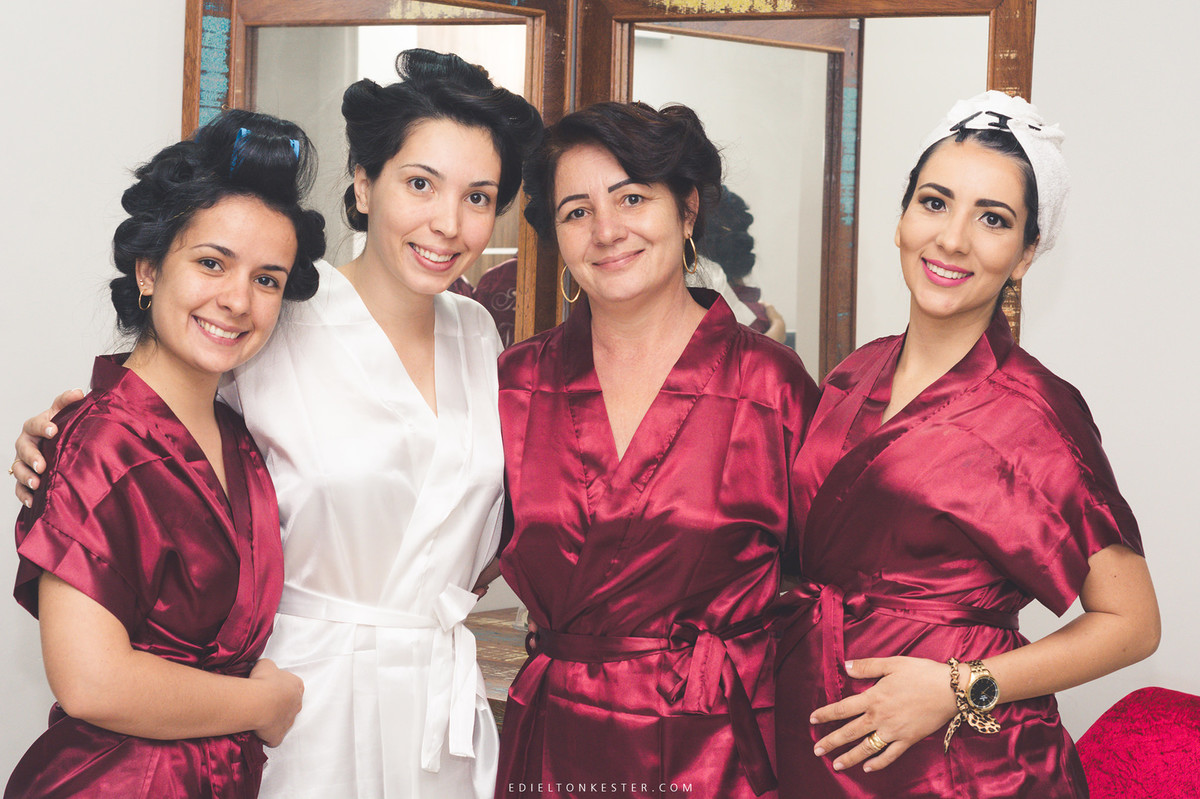 noiva com sua mae e irmas em seu casamento